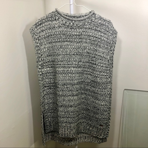 Roots Sweaters - ROOTS CANADA Grey Wool Sleeveless Crewneck Sweater